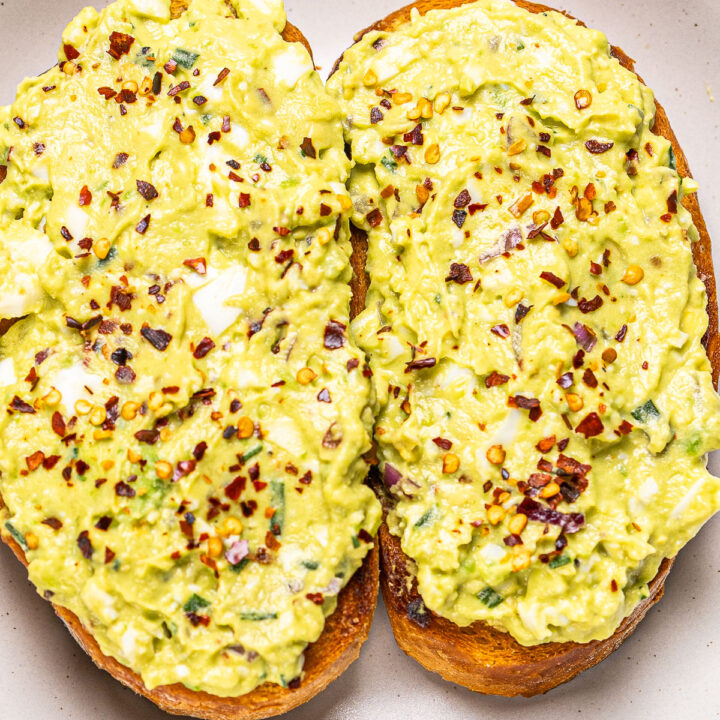This is a photo of smashed avocado on toast zoomed in